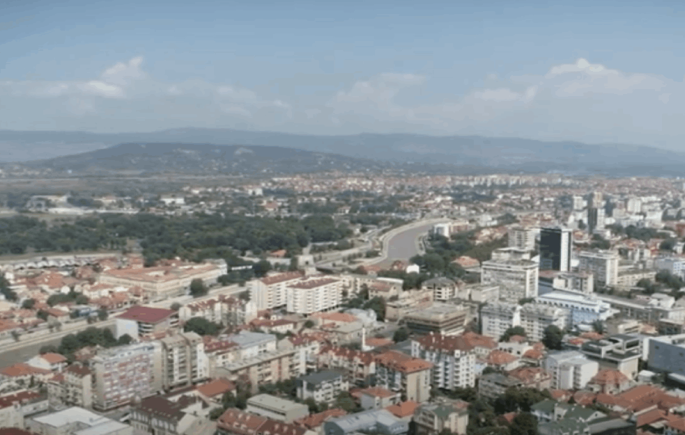 <span style='color:red;'><b>FILMSKA POTERA</b></span> U NIŠU: Magijom 'OJADIO' Nišliju za 100.000 evra u sred grada, policija traga za prevarantom
